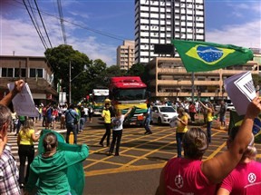 Lojistas e funcionários do comércio de Maringá protestam contra corrupção e crise econômica no país